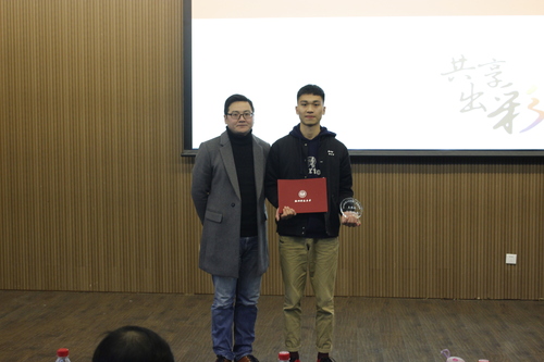 陈飞老师为引体向上团队颁奖