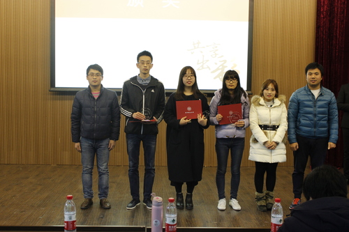 李靓老师、傅培恩老师和孔祥亮老师为优良学风班颁奖