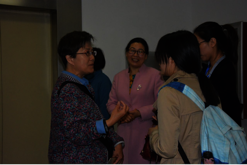 张林逸司长（左一）与胡佩佩等同学亲切交谈