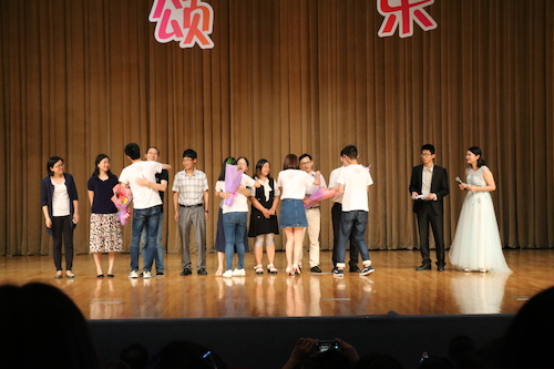 毕业生为教师代表献花1