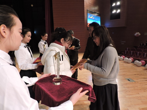 丁贤勇老师、单小曦老师和姚永辉老师为国家挑战杯获得者、省挑战杯获得者颁奖