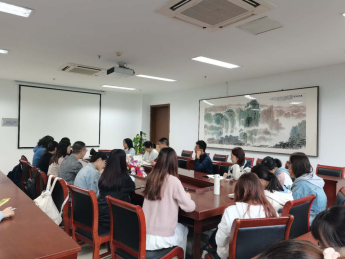 同学们积极热烈地交流