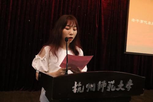 老干事代表周佳怡同学发言
