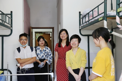 学院领导走访寝室