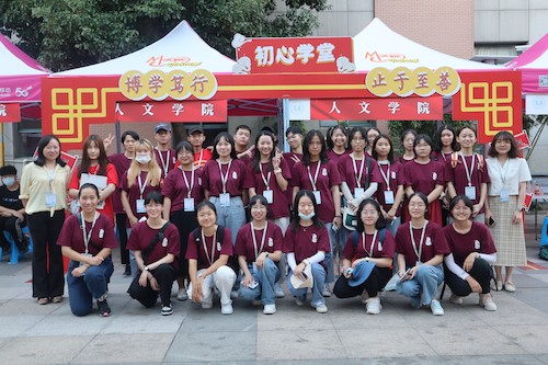 新生辅导员及班委合影