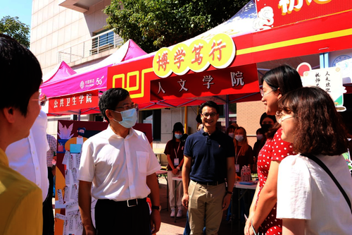 校领导视察迎新工作 (2)