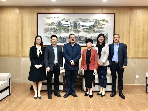 唐新红校友与各领导合影