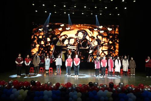 师生同唱《是老师是学生》